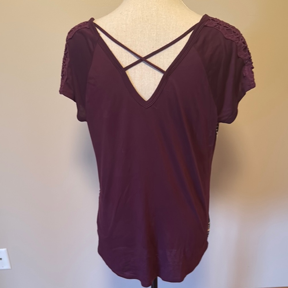 Maurices Red Graphic T-Shirt Short Sleeves - Picture 2 of 5